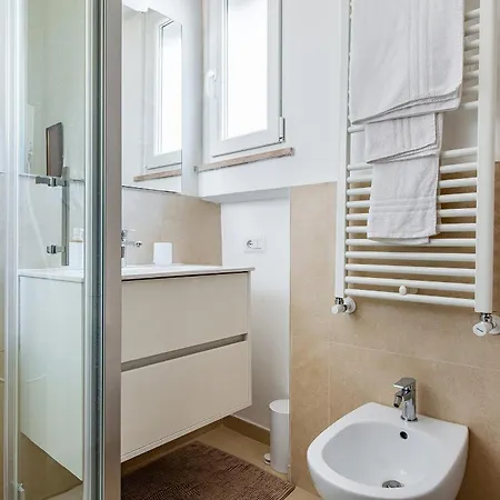 15 Min From Old Town & Train Station Wifi 5 Star 아파트 *